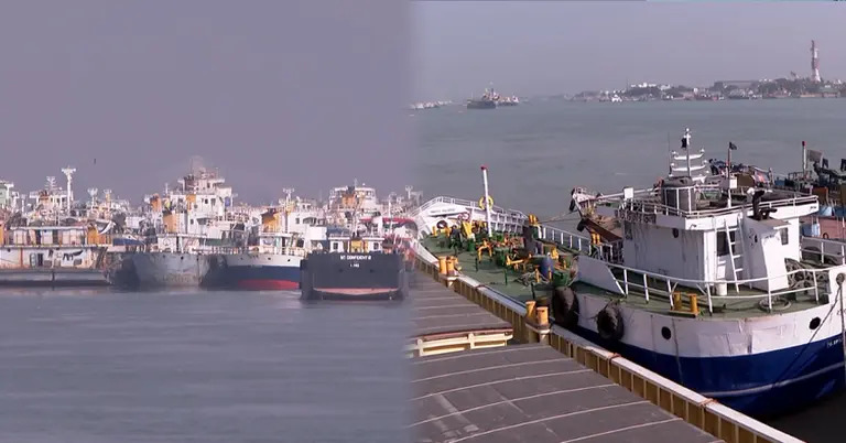 বন্দরে পণ্যবাহী জাহাজ